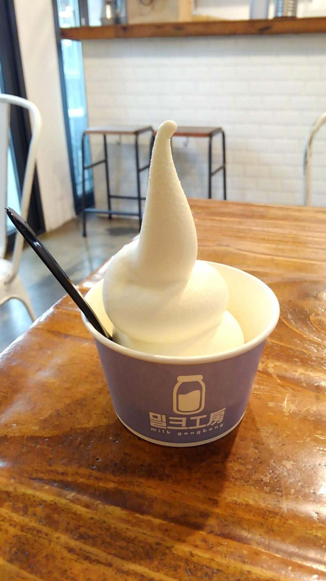韓国 ソウル 梨花洞壁画村 のソフトクリームカフェ ミルク工房 はコンセプト通りの世界観 Travel Plus