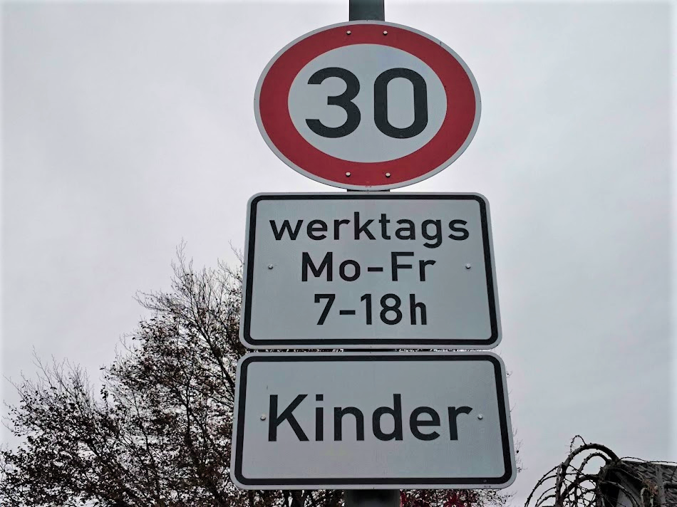 乗馬専用道 知っておくとちょっと役立つドイツならではの標識が面白い Travel Plus