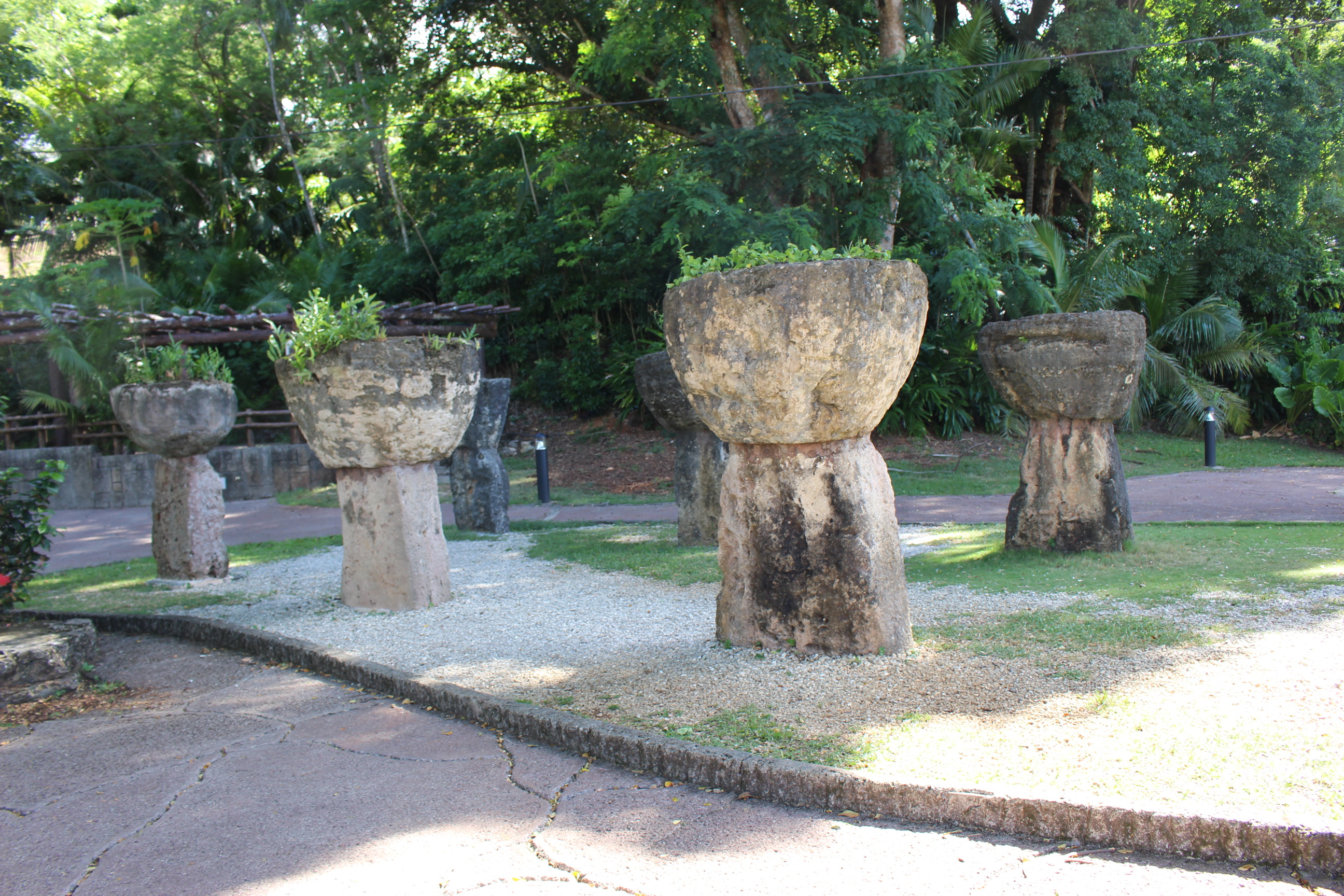 神秘の遺跡 チャモロ民族古代遺跡 ラッテストーン が間近で見られる観光スポット Travel Plus