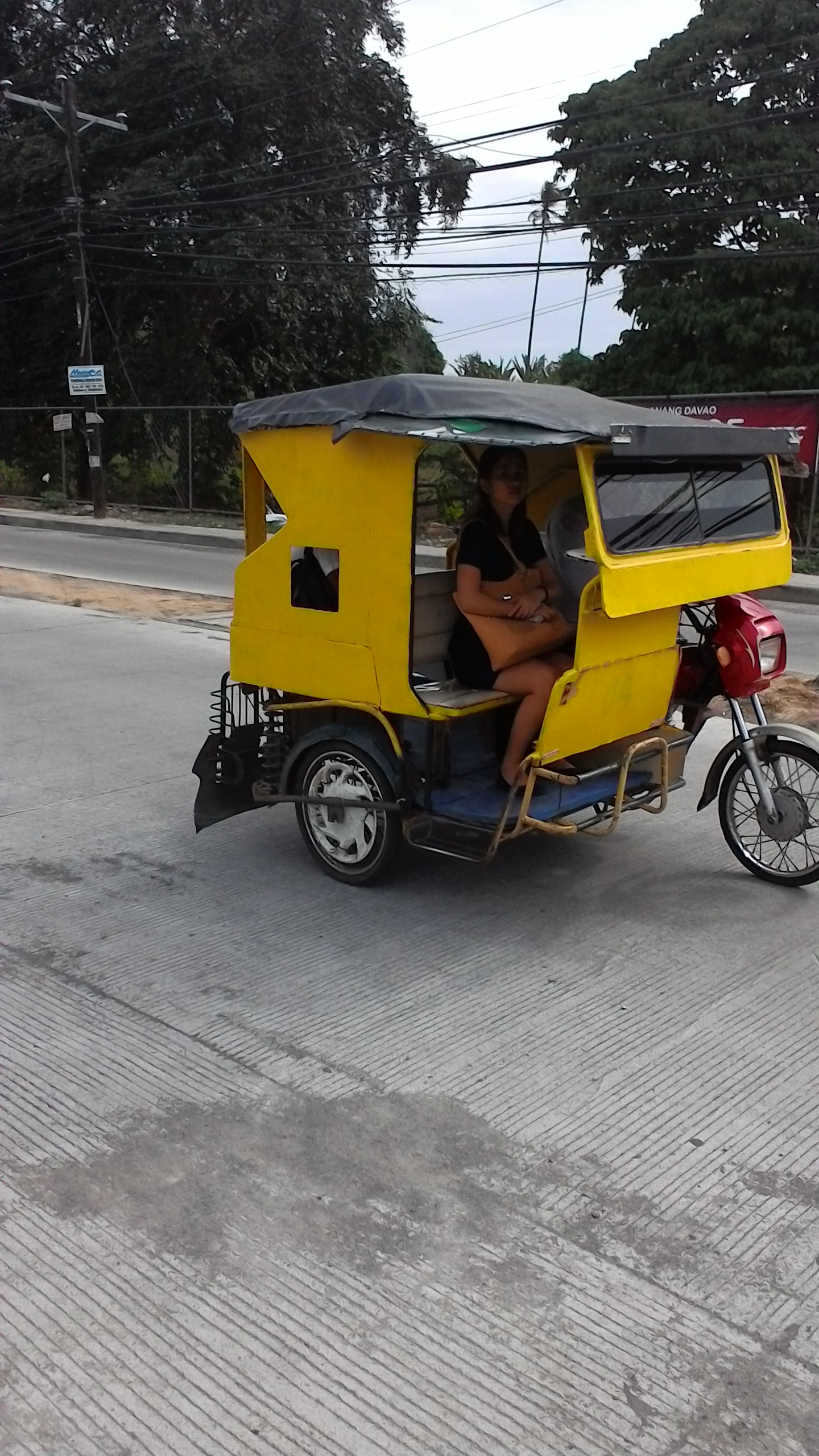 フィリピンの交通手段 荷台つきバイク トライシクル って Travel Plus